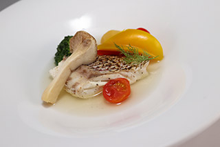 旬魚のアロースト 蕪のブルーテとサフランクリーム