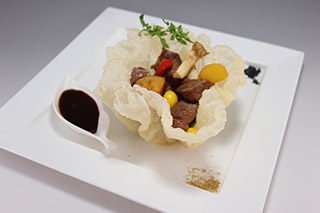 牛肉のステーキと野菜のライスペーパー箱盛り マデラワインソース