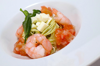 小海老とモッツァレラチーズの冷製パスタ トマトのケッカとバジルソース